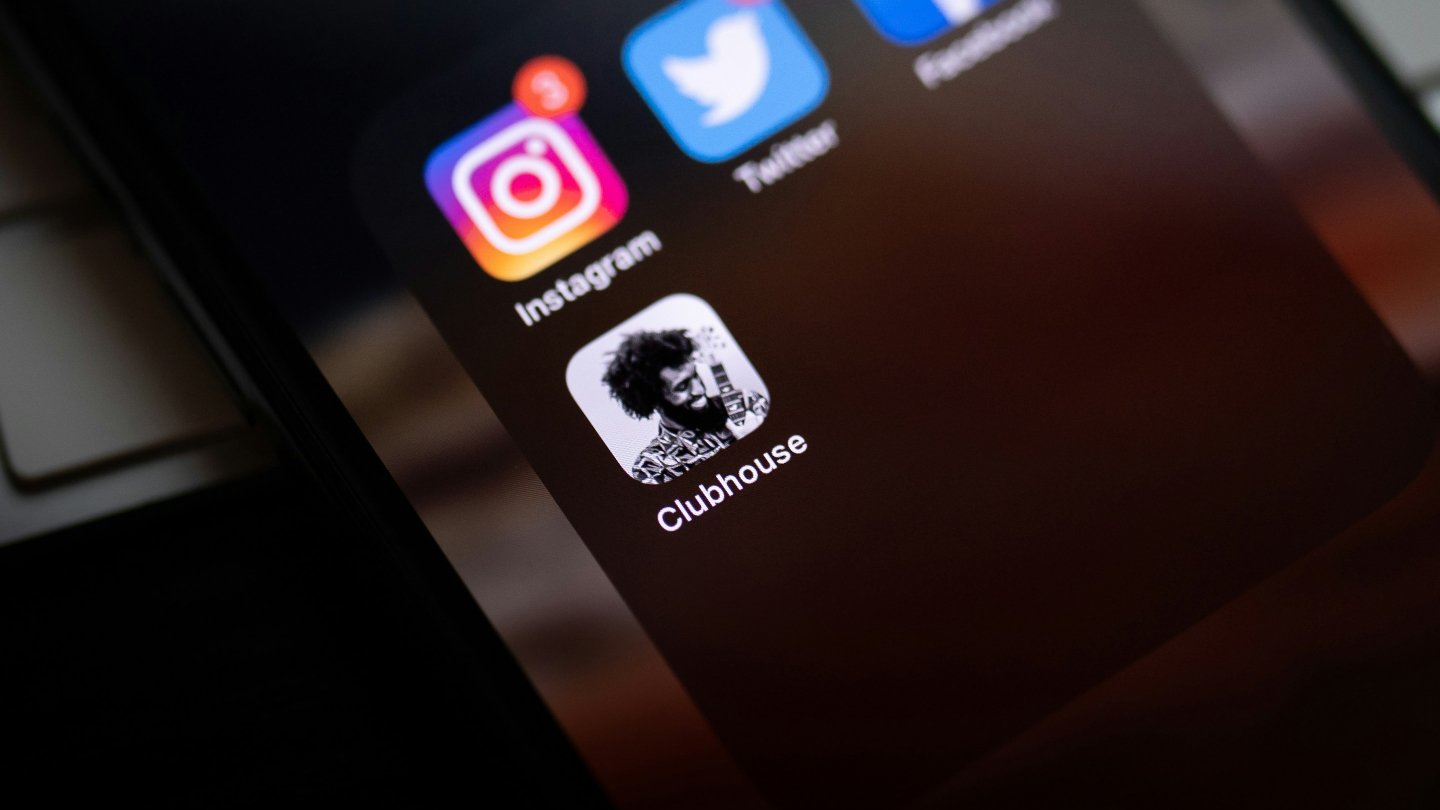 Imagens de aplicativos famosos em tela de celular