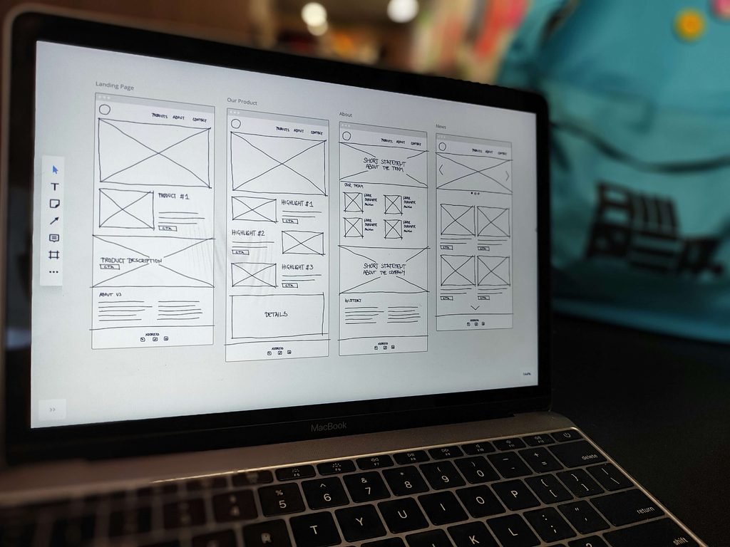 Imagem de um computador exibindo rascunhos de protótipo em baixa fidelidade, parte do processo de UX Design.