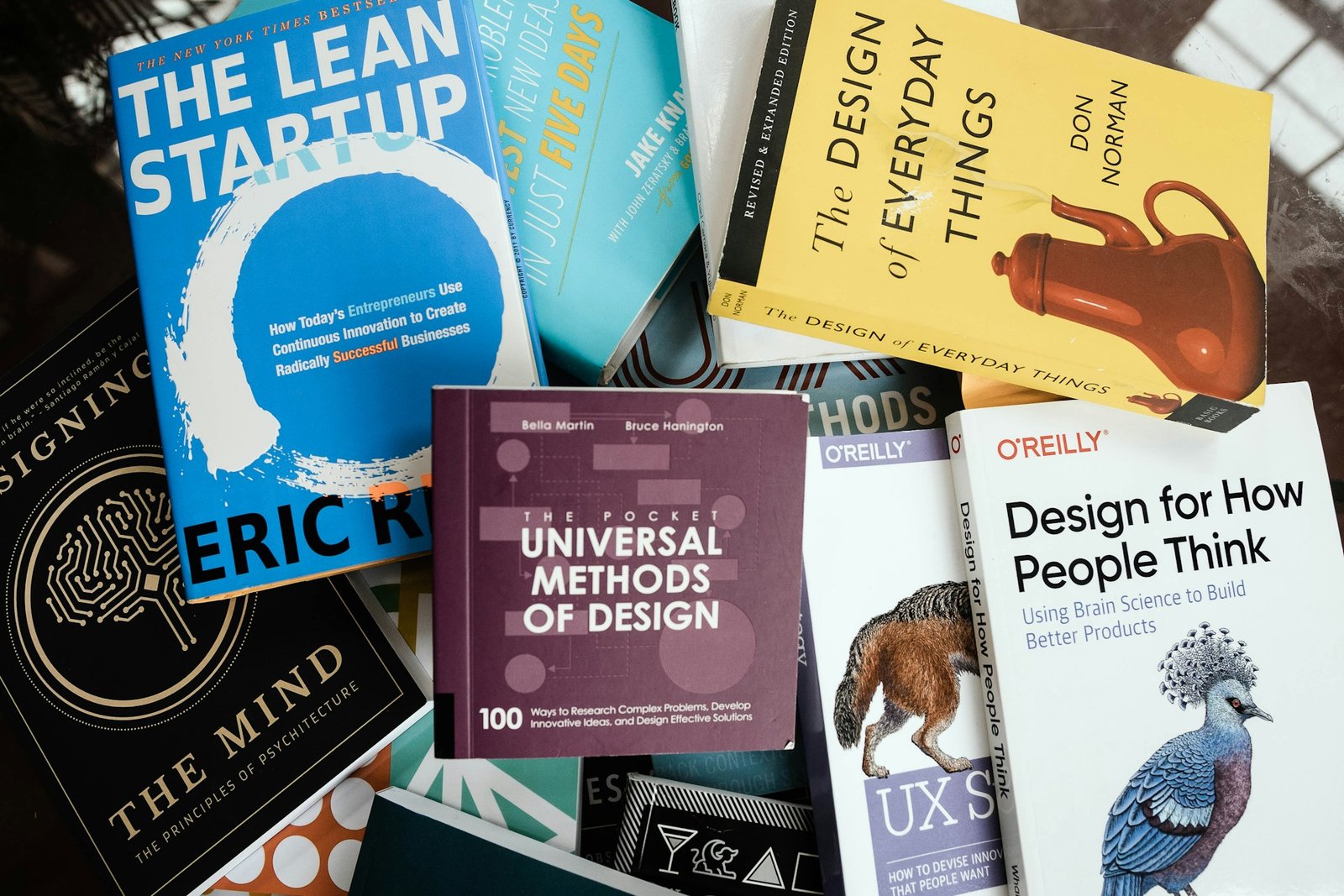 Imagem de mostranso livros de UX Design espalhados, inspirações pro nosso Blog.
