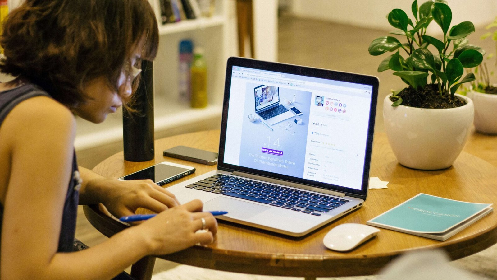 Mulher em seu notebook utilizando um website.