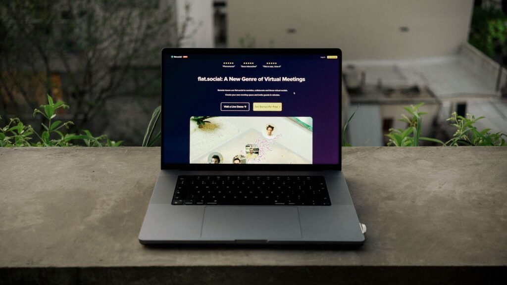 Imagem de notebook demonstrando um site de exemplo