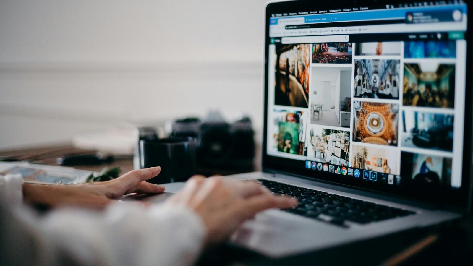 Imagem de mulher navegando em site de imagens