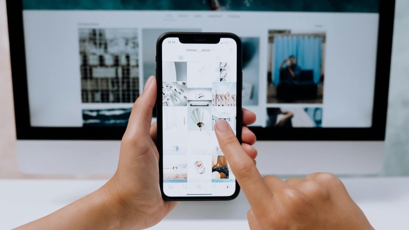 Imagem de pessoa utilizando um smartphone para navegar em site.